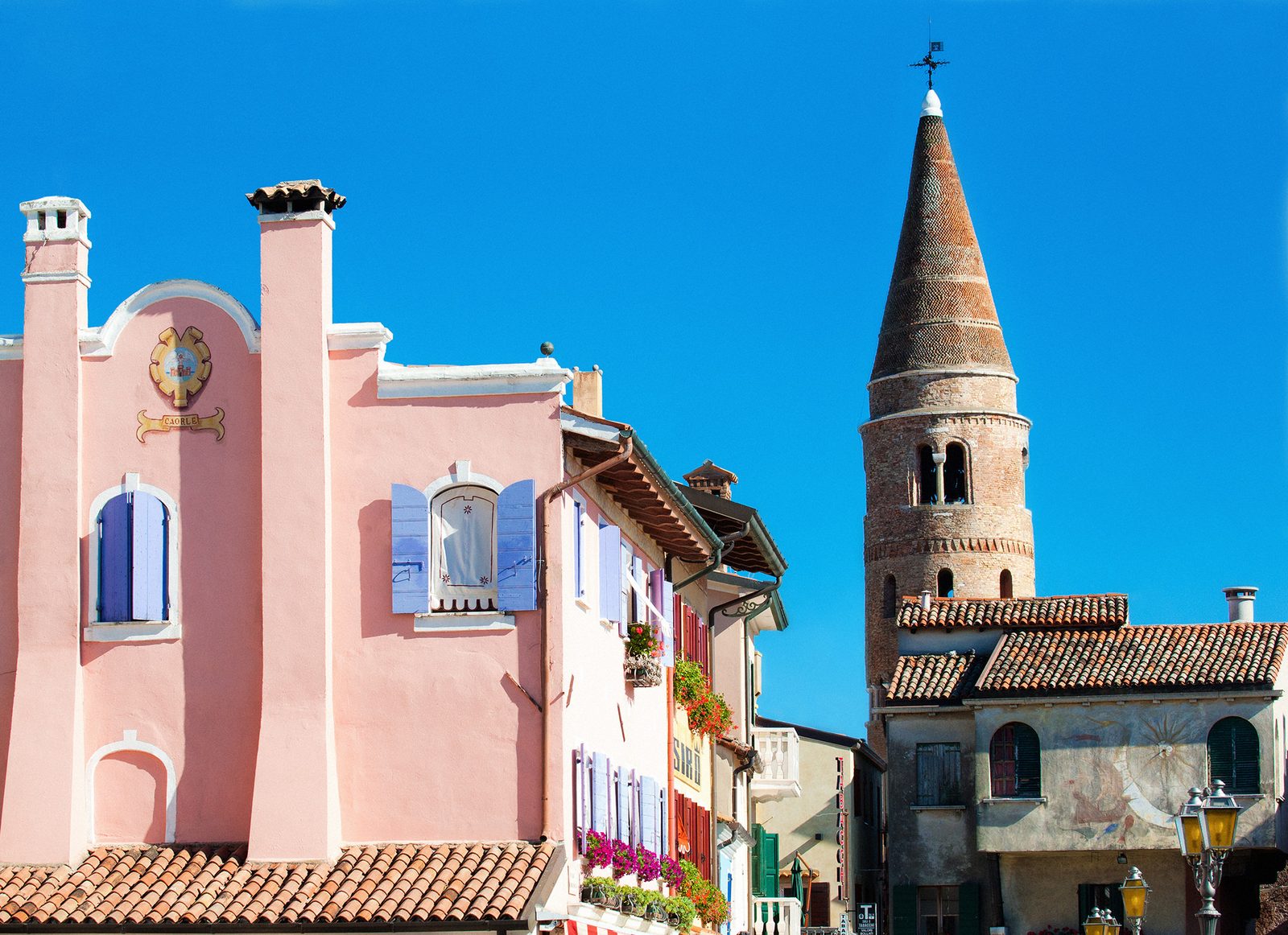 Borgo di Caorle, case colorate e campanile cilindrico