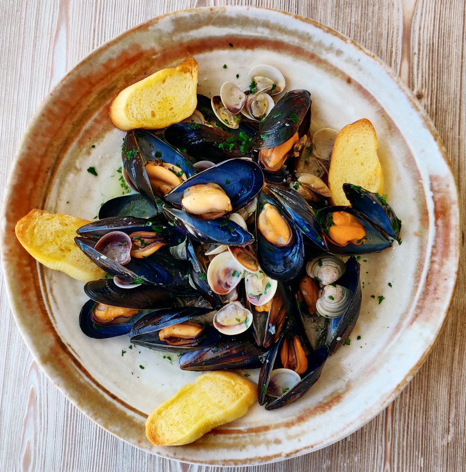 Piatto di cozze e vongole, sapori della tradizione